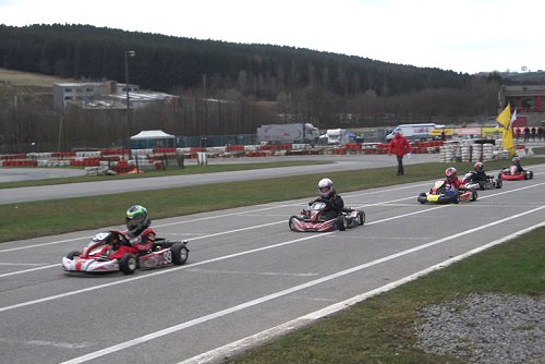 Overwinningen en tegenslagen voor KVM Racing bij eerste GP4-meeting